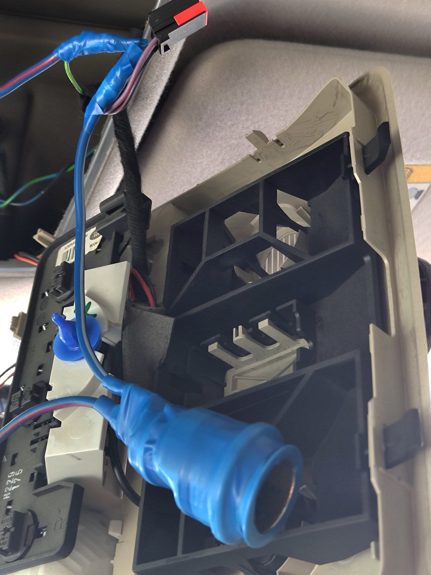 Приводим машину в порядок 5. Скрытая проводка для регистратора и сетка ...