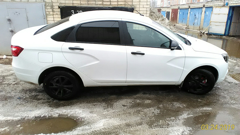 Розовые суппорта и подготовка к подсветке днища — Lada Vesta (1G), 1,6 ...