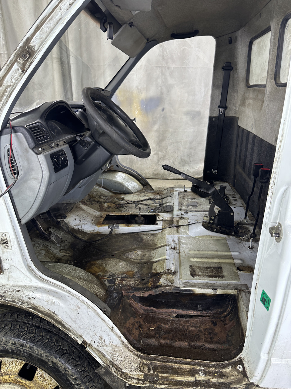 Машина начала гнить. Сгнившие пороги на машине. Гнилые пороги 2109. Сварка кузовного металла. Ваз 2114 сгнили пороги внизу.