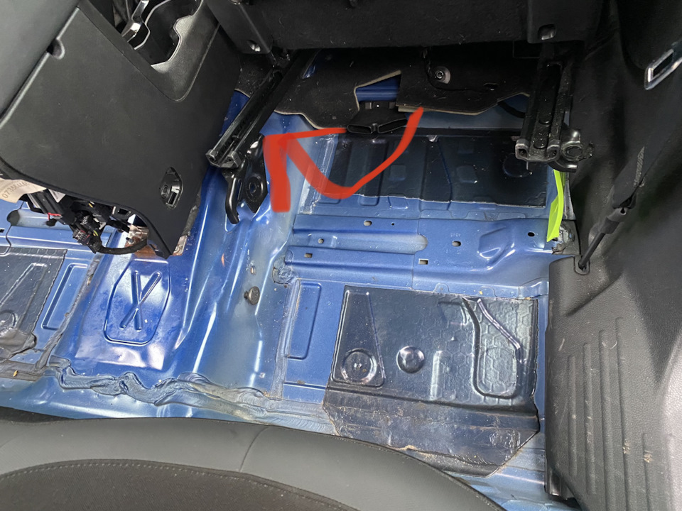 С этой стороны подлезть что бы разрезать — Jeep Renegade