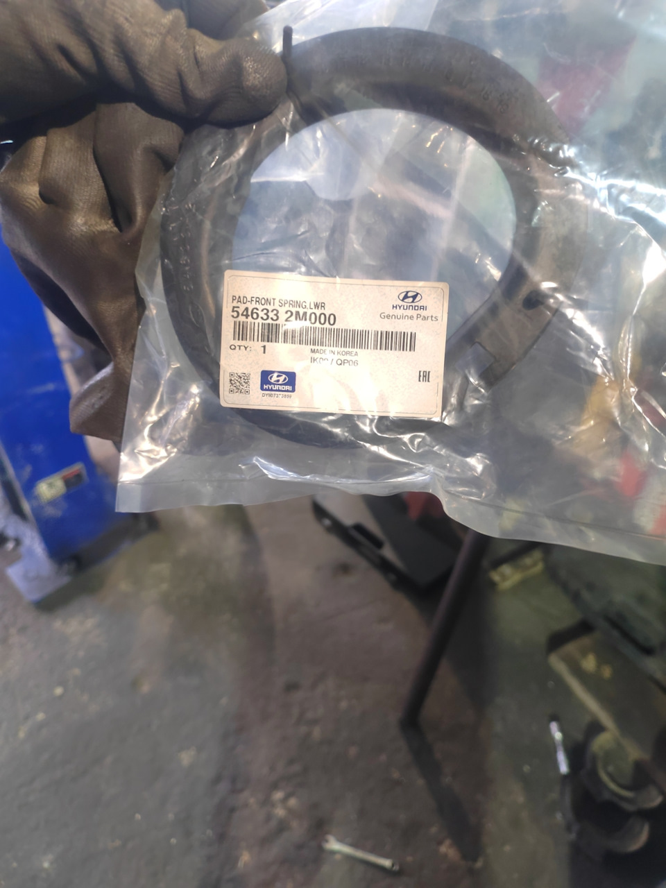 резинки под пружины — KIA Sportage (3G). Запчасти на фото: 546332M000