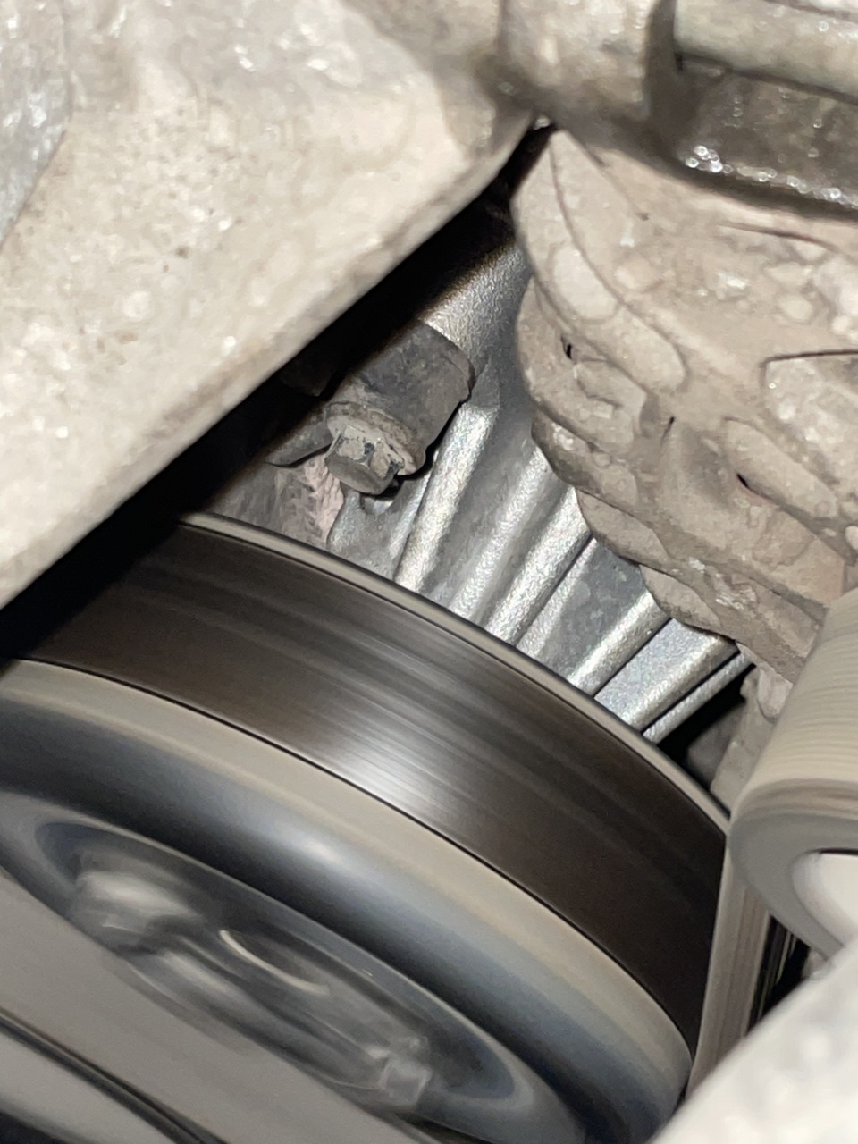 новая помпа — Ford Focus Wagon III