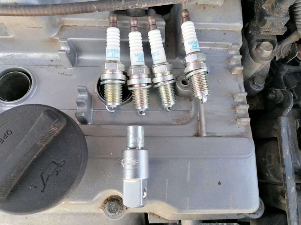 Свечи я чуток изменил, зазоры поджал до 0,75 мм. Внизу же валяются переходники для динамоключа. — Hyundai Accent (2G)