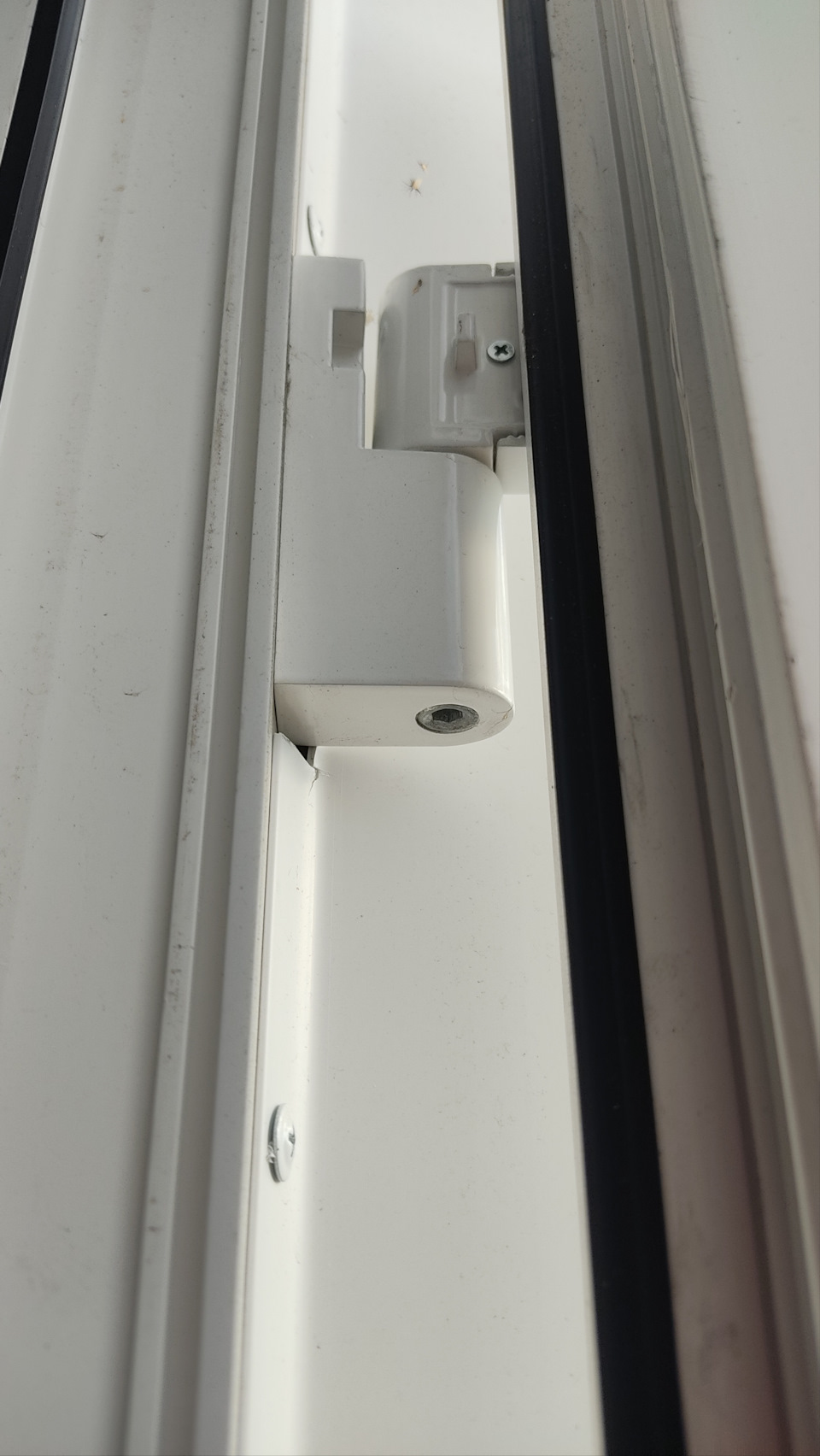 Повело пластиковую дверь как исправить - 81 фото