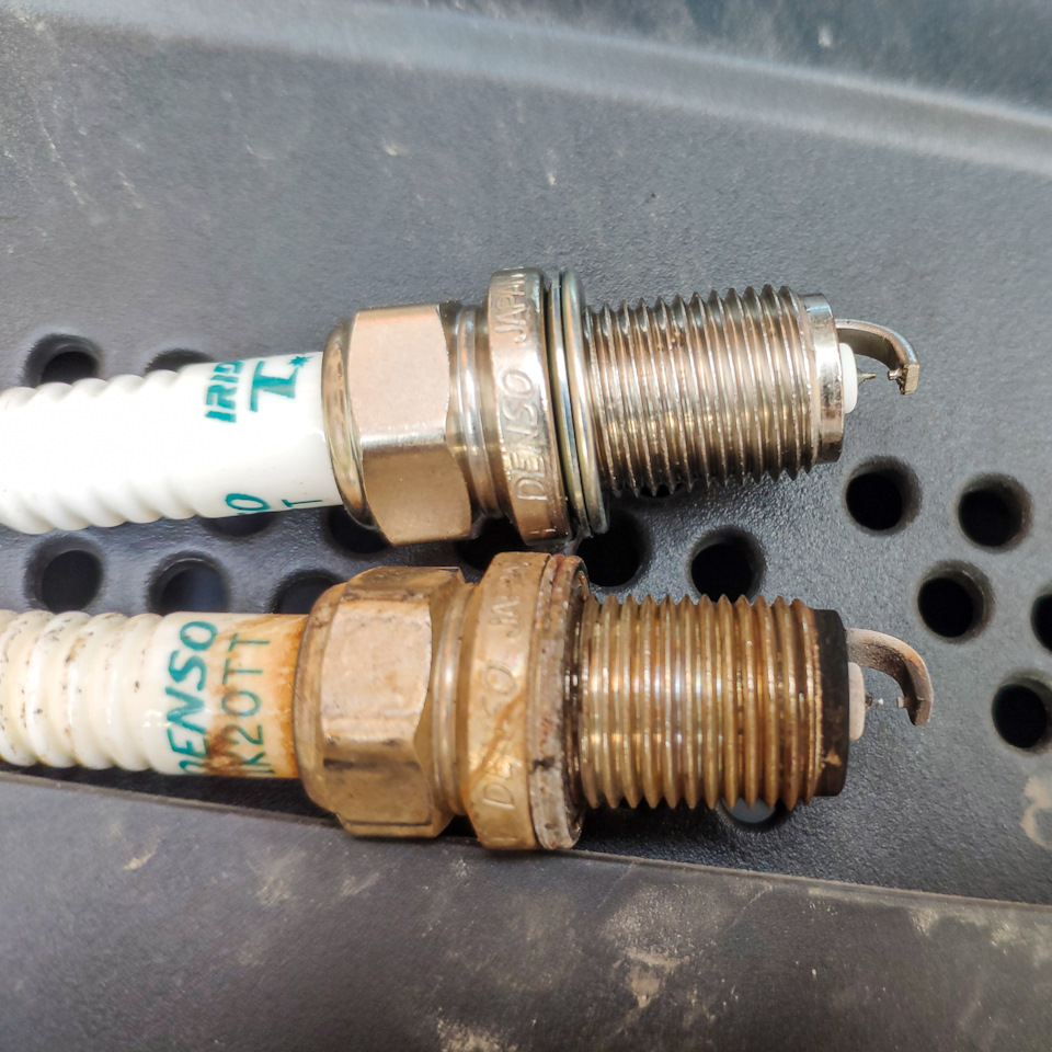 Старая и новая свечки, видно что электроды и зазоры между ними одинаковые, то есть на старых еще можно было ездить и ездить — Audi A5 (1G)