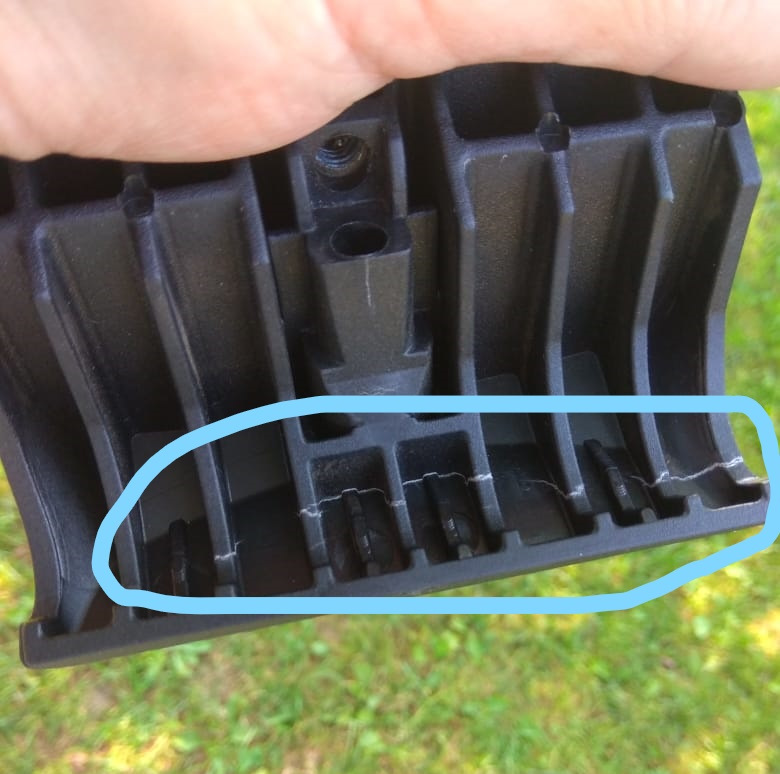 Синим цветом обведены повреждения (трещины в пластике). — Mitsubishi Pajero Sport (3G)