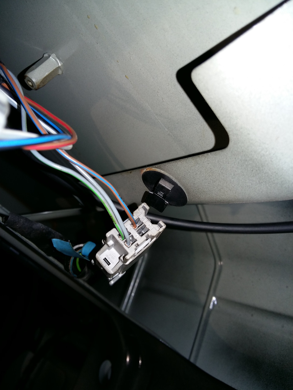 Этот разъём снимается просто… Он на салазках. Взади разьема надо подцепить чёрную часть и сдвинуть его от места подцепа. — Volvo S80 (1G)