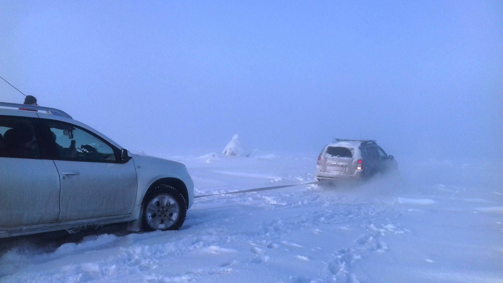Автомобили Renault зима. Машина повисла на снегу Рено Логан. Автозапчасти Нива Мурманск. Летит снег на Рено логани1. Купить рено в мурманске
