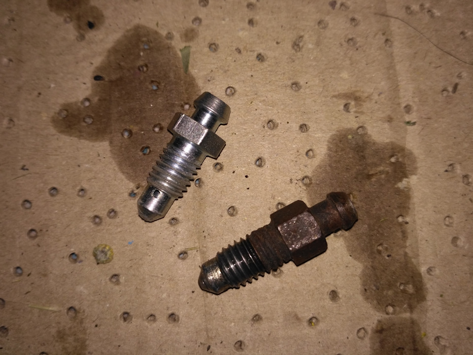 ремонтные обратный клапан суппорта. штуцер трубки пежо 406. сапун на тормозном суппорте. тормозной сапун. суппорт ваз калина 1 передний.