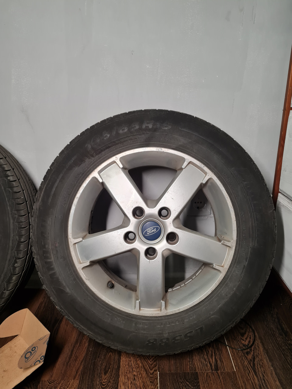 Продаю летнюю резину на дисках Landsail LS388 195/65 R15 — Ford Focus II  Hatchback, 1,6 л, 2007 года | колёсные диски | DRIVE2