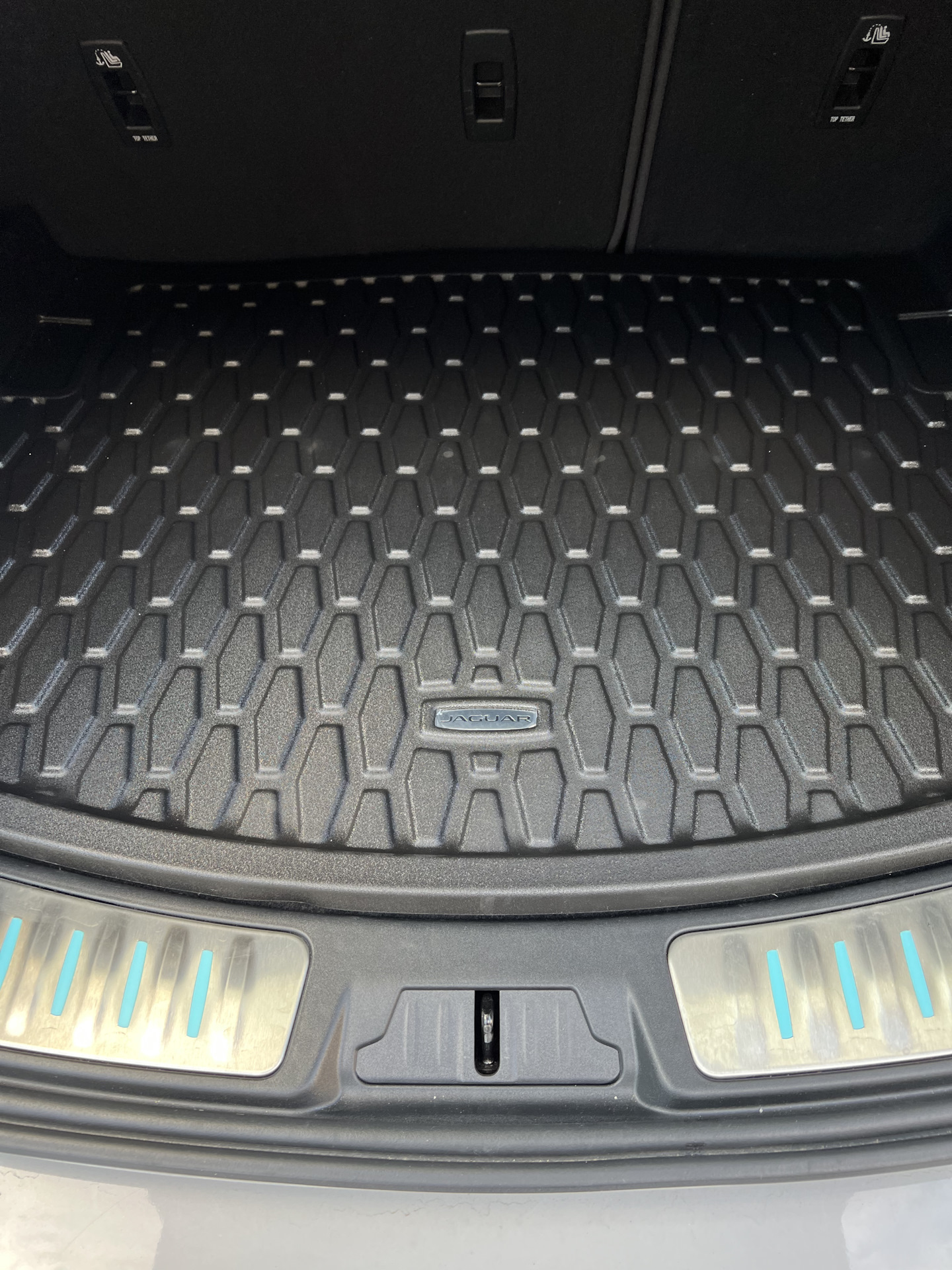 Корыто в багажник J9C2159 — Jaguar E-Pace, 2 л, 2019 года | аксессуары ...