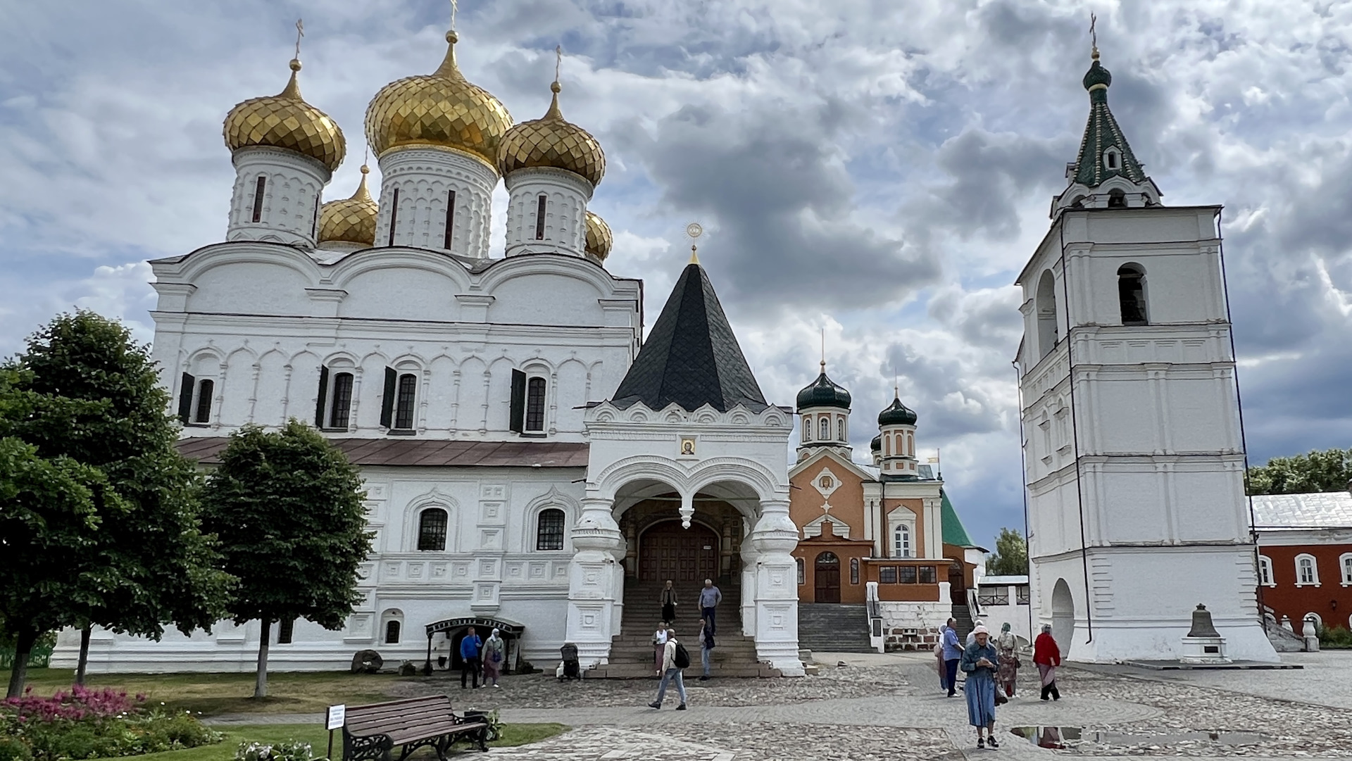 Свято Троицкий Ипатьевский монастырь в Костроме