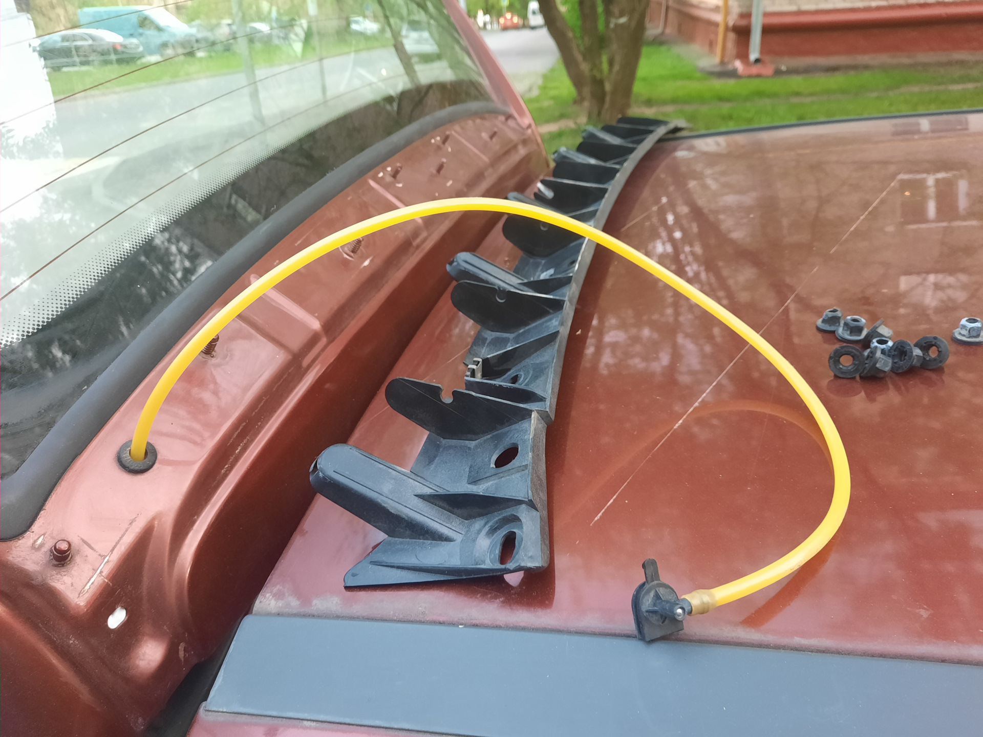 Замена трубки стеклоомывателя заднего стекла. — Opel Astra F, 1,6 л ...