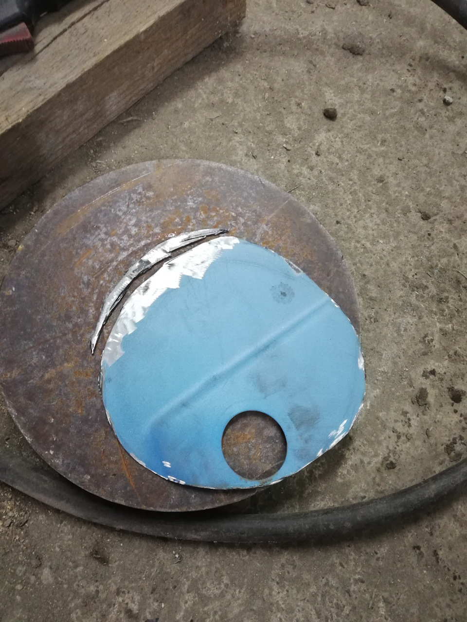 Вот и я вырезал лючок для бензонасоса — DRIVE2