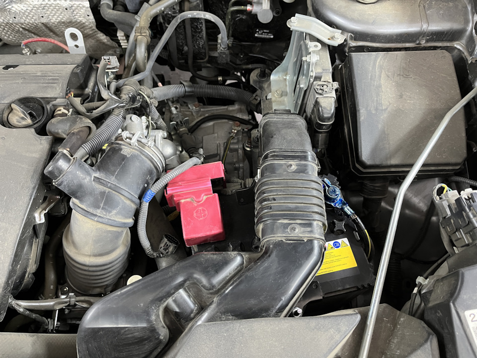 Короб воздушного фильтра демонтирован с целью удаления из него загрязнений, а также для удобства установки нового фильтра — Mitsubishi ASX