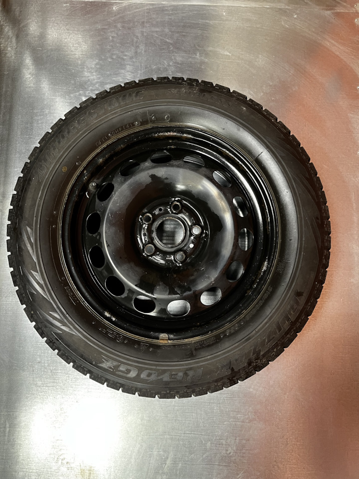 Шины зимние нешипованные Bridgestone 215/60 R16, штампованные диски VAG ...