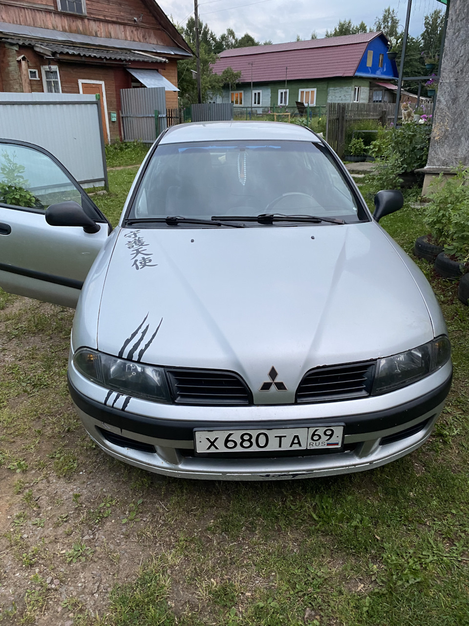 Прилепил наклейку 😅 — Mitsubishi Carisma, 1,6 л, 1999 года | стайлинг |  DRIVE2