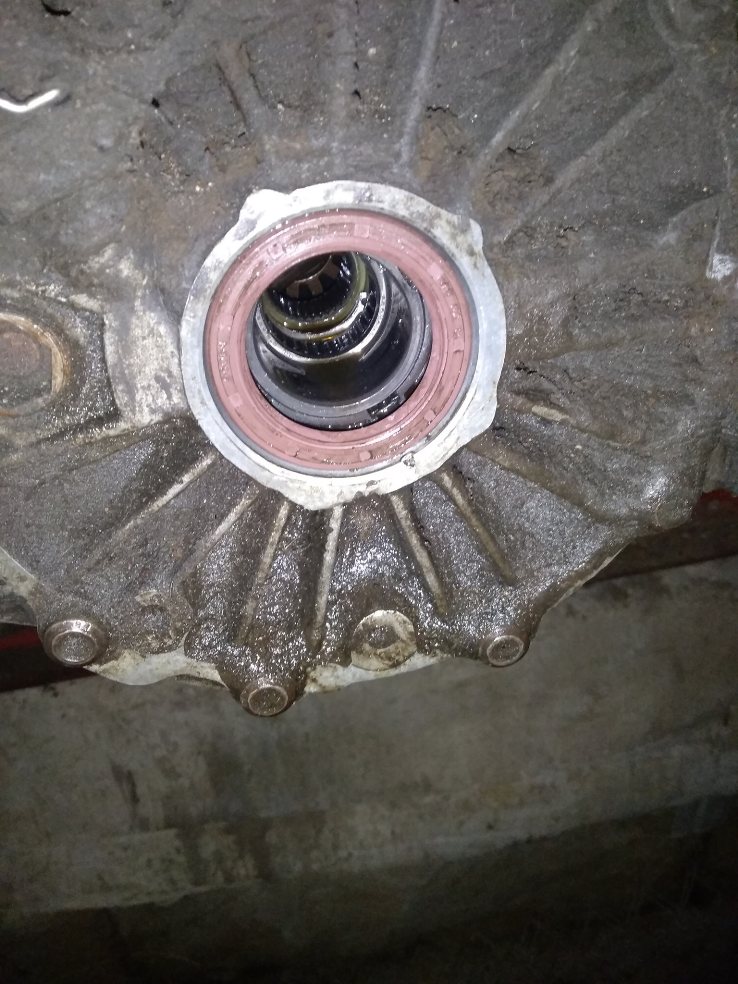 Замена сальника шруса на коробке передач МКПП — Audi A4 (B5), 1,6 л ...