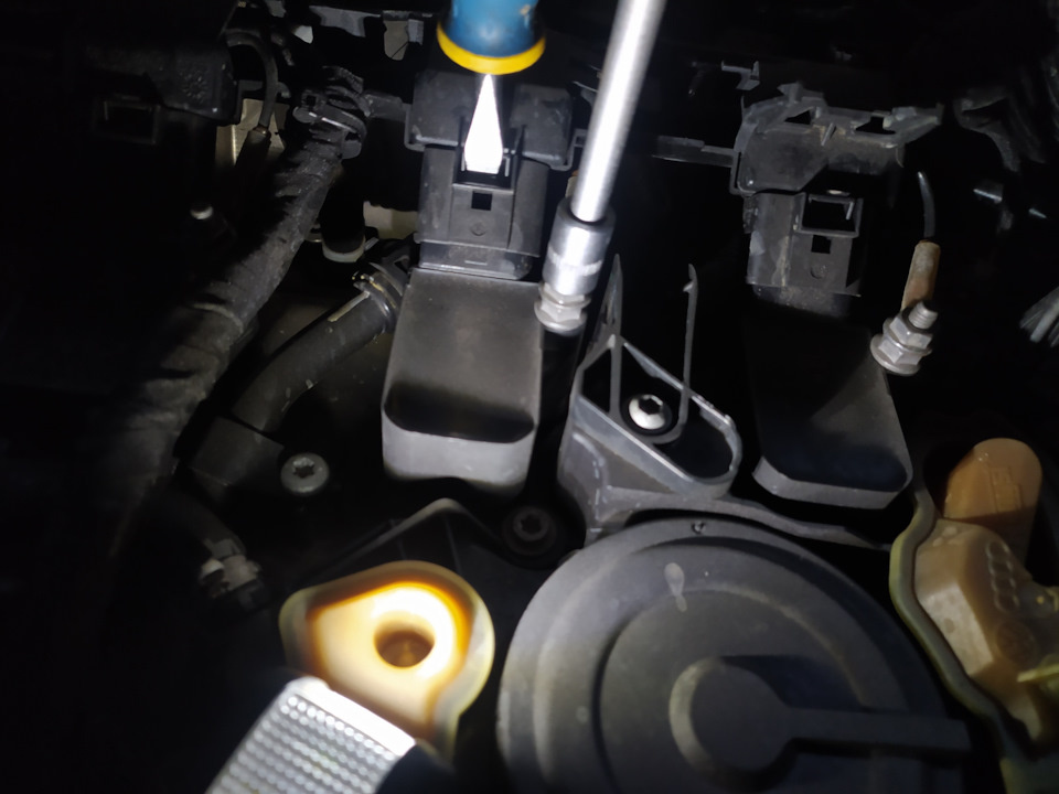 4 Гайка на 10 открутить, затем шпильку — Skoda Kodiaq (1G)