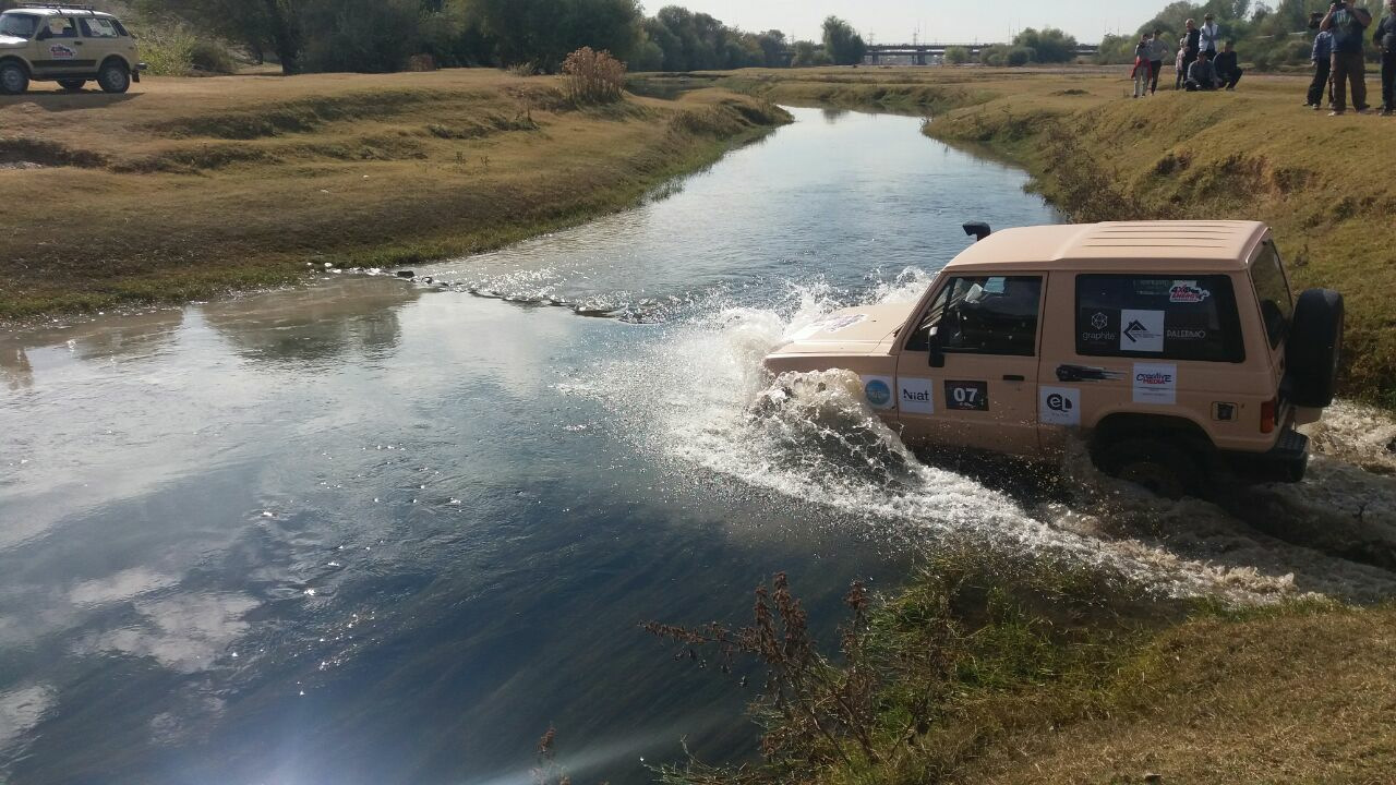 Уплотнитель между дверей Ларгуса. — Lada Ларгус, 1,6 л, 2013 года ...