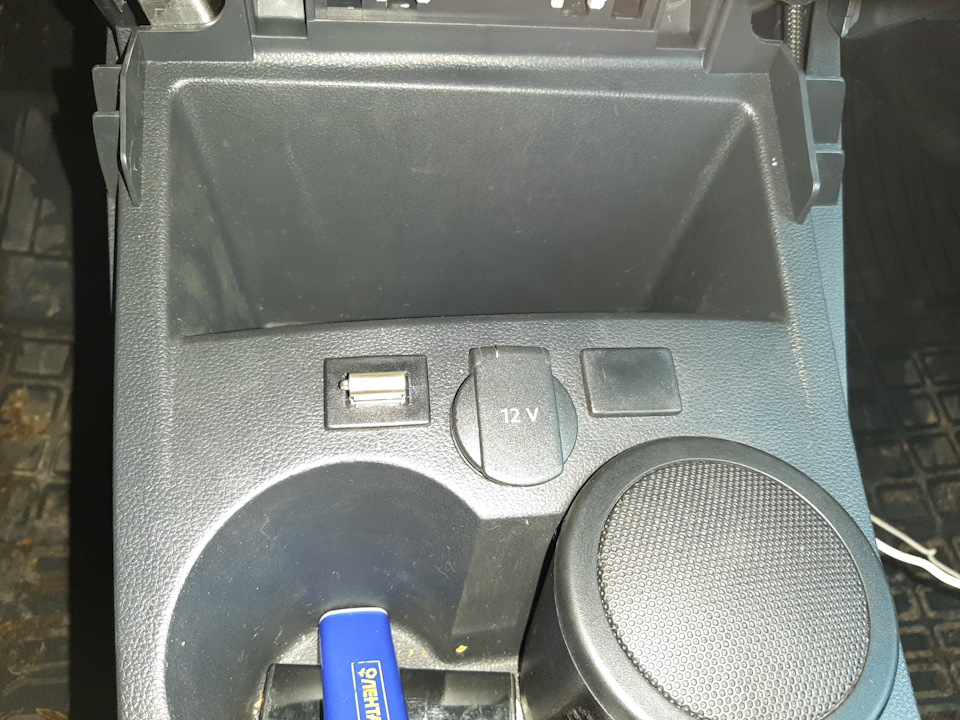 USB вместо заглушки — Volkswagen Polo Sedan, 1,4 л, 2019 года ...