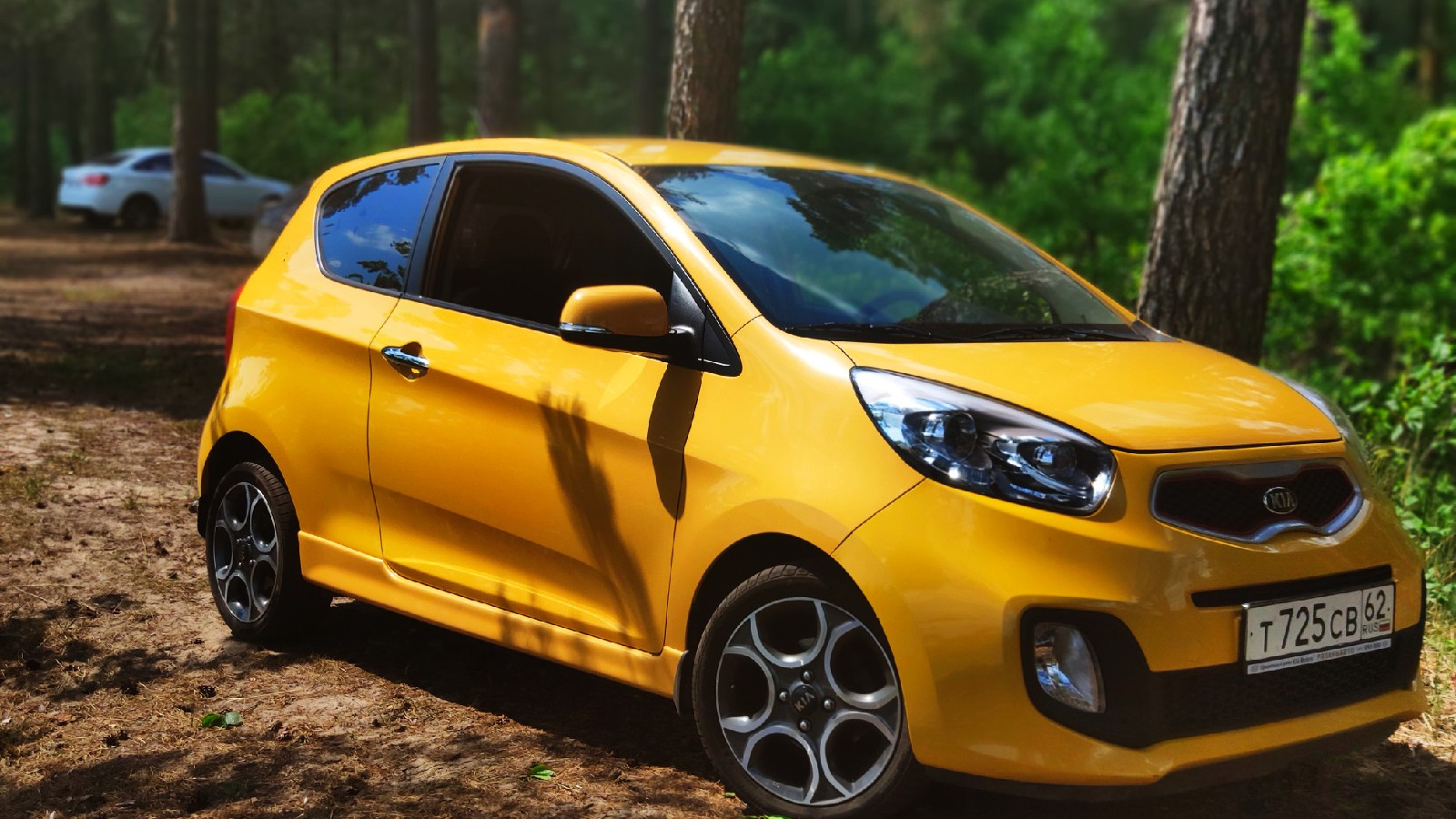 Запаркованные машины Kia Picanto