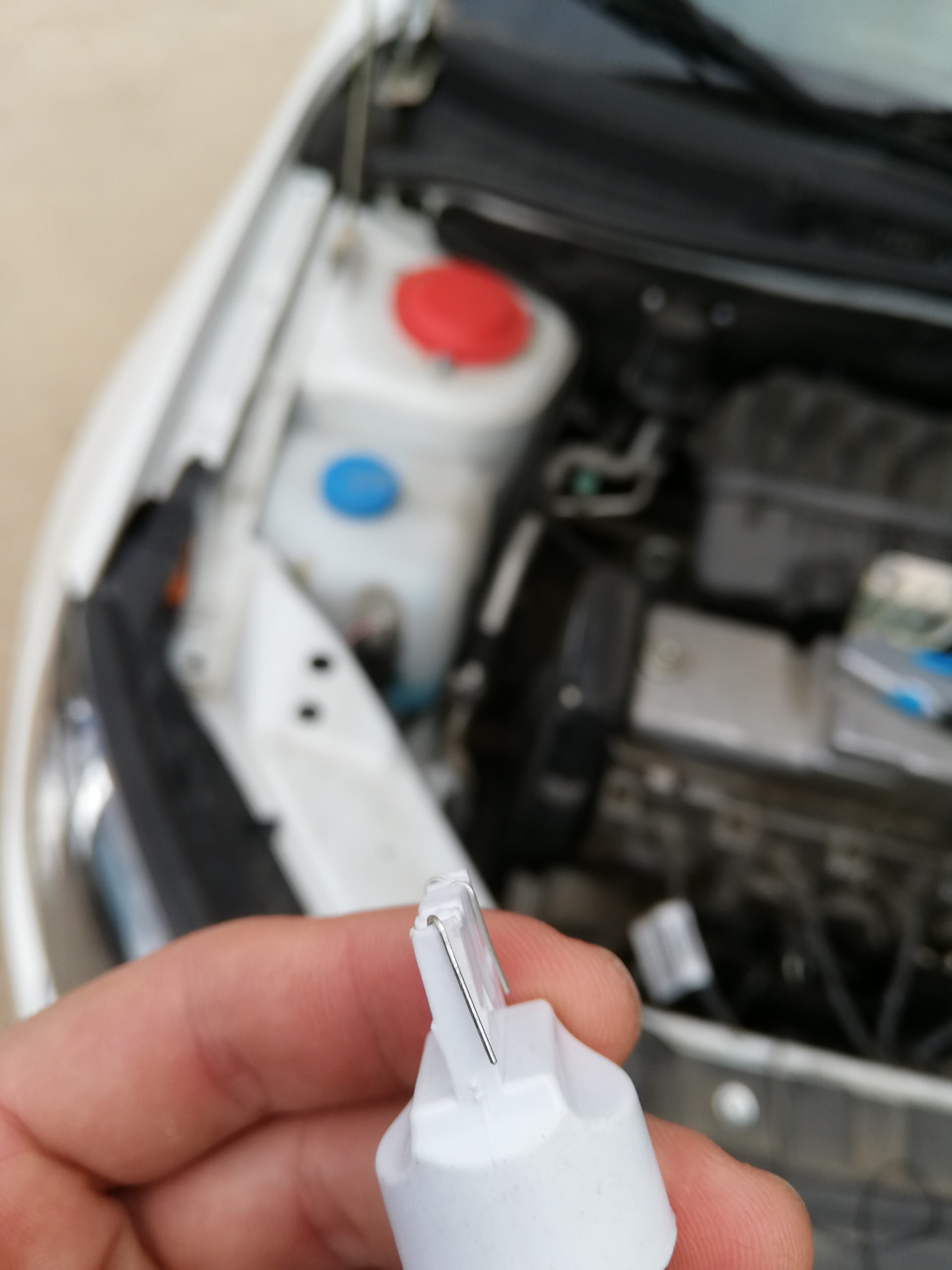 Что бы в двух местах не горели дхо, я снял лампочку от штатного место и загнул один усик от дхо, что бы она не задевала контактам. Сейчас в штатном месте горят только габариты. — Lada Granta (2G) FL