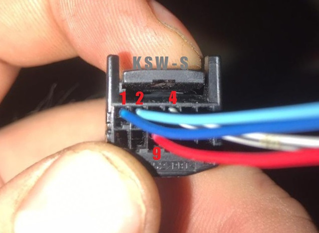 FAAAAgJE4eA 960 на зеркале заднего вида зеленый огонек что это