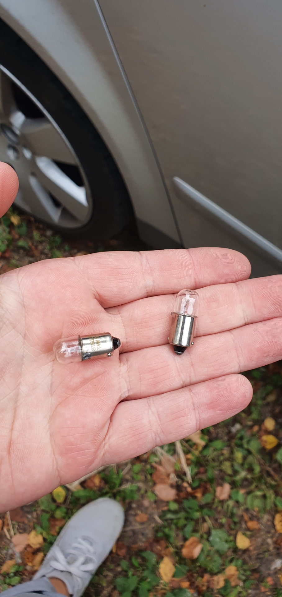 Замена лампочек в салоне — Audi A4 Avant (B6), 2 л, 2003 года ...