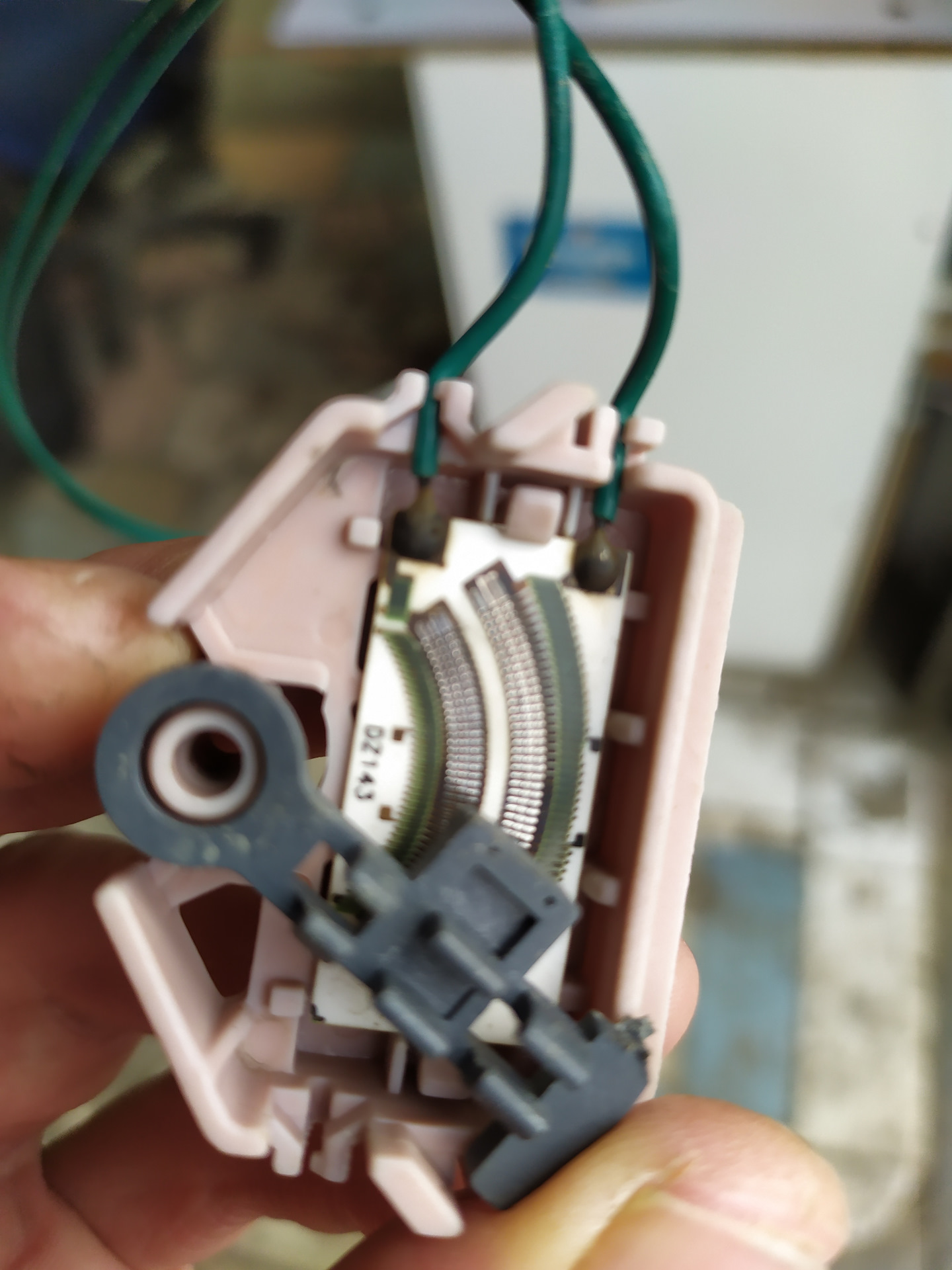 Датчик уровня топлива лансер 9 1. Датчик показа уровня топлива поло 1999. Датчик уровня топлива 6012. Датчик уровня топлива шевроле блейзер. Схема датчика детонации ваз 2110 8 клапанов.