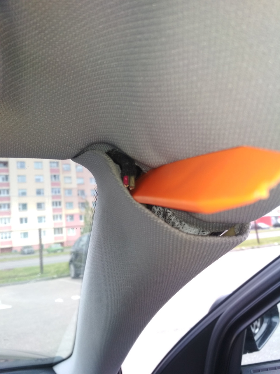 Вытянул провод и пустил по стойке вниз, отгибая лопаткой и укладывая за аирбагом. Там так же уложена уже проводка по заводу, вот прямо по ней. — Audi A6 (C6)