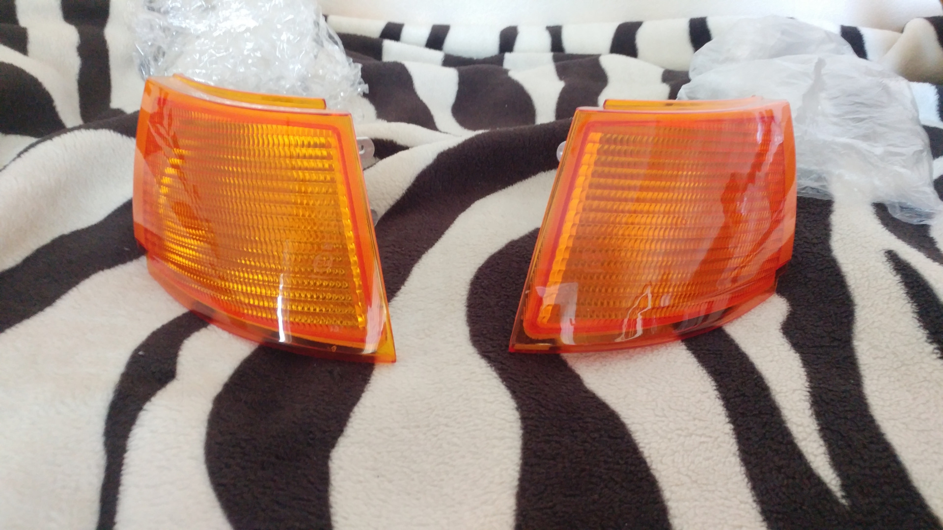 фонарь мазда 3 2010. оранжевые фары. оранжевые габариты приора. фары автомобиля. оранжевые габариты в фары xc70.