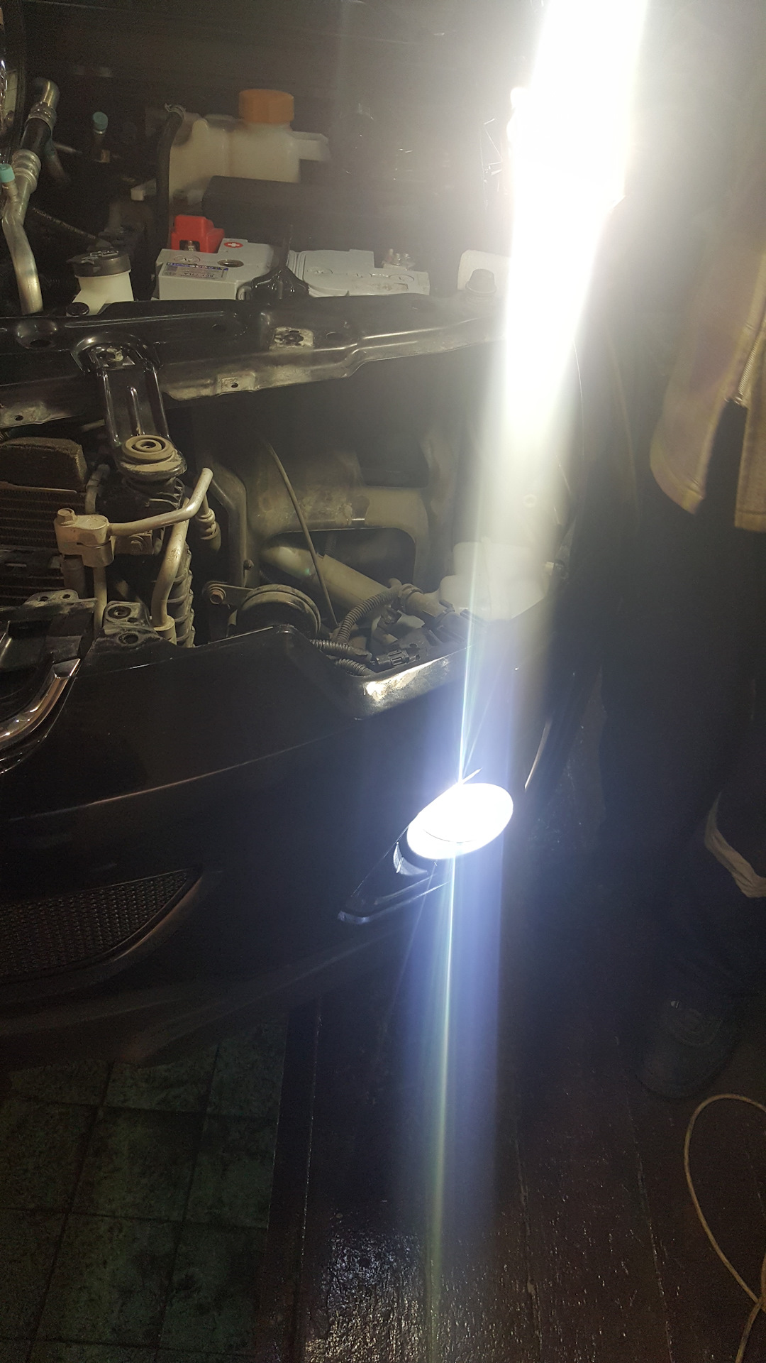 Снятие фары опель антара. Замена лампочки антара. Лампа ближнего света опель антара 2013. Замена лампочки антара. Лампа ближнего света на опель антара 2011.