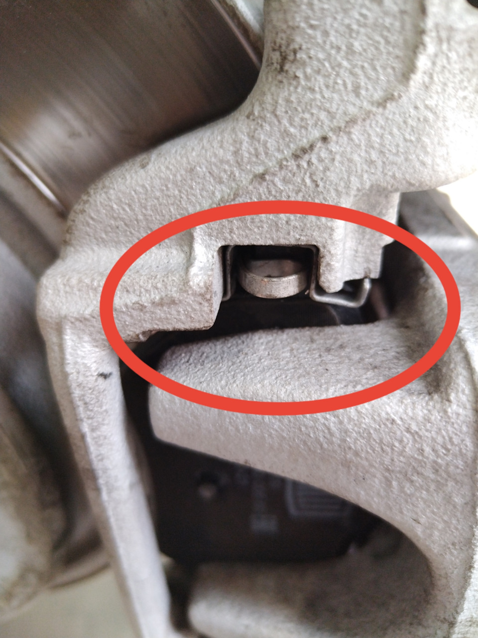 Данные скобы, упруго держат задние колодки, так что колодки вытаскиваются вместе с ними, снимаем скобы со старых и ставим на новые. — Opel Grandland X