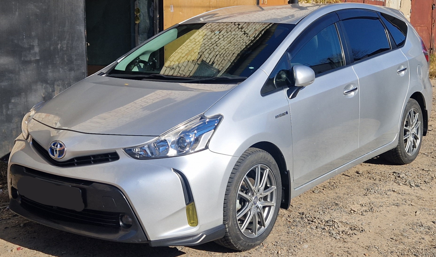 Toyota Prius v 2016