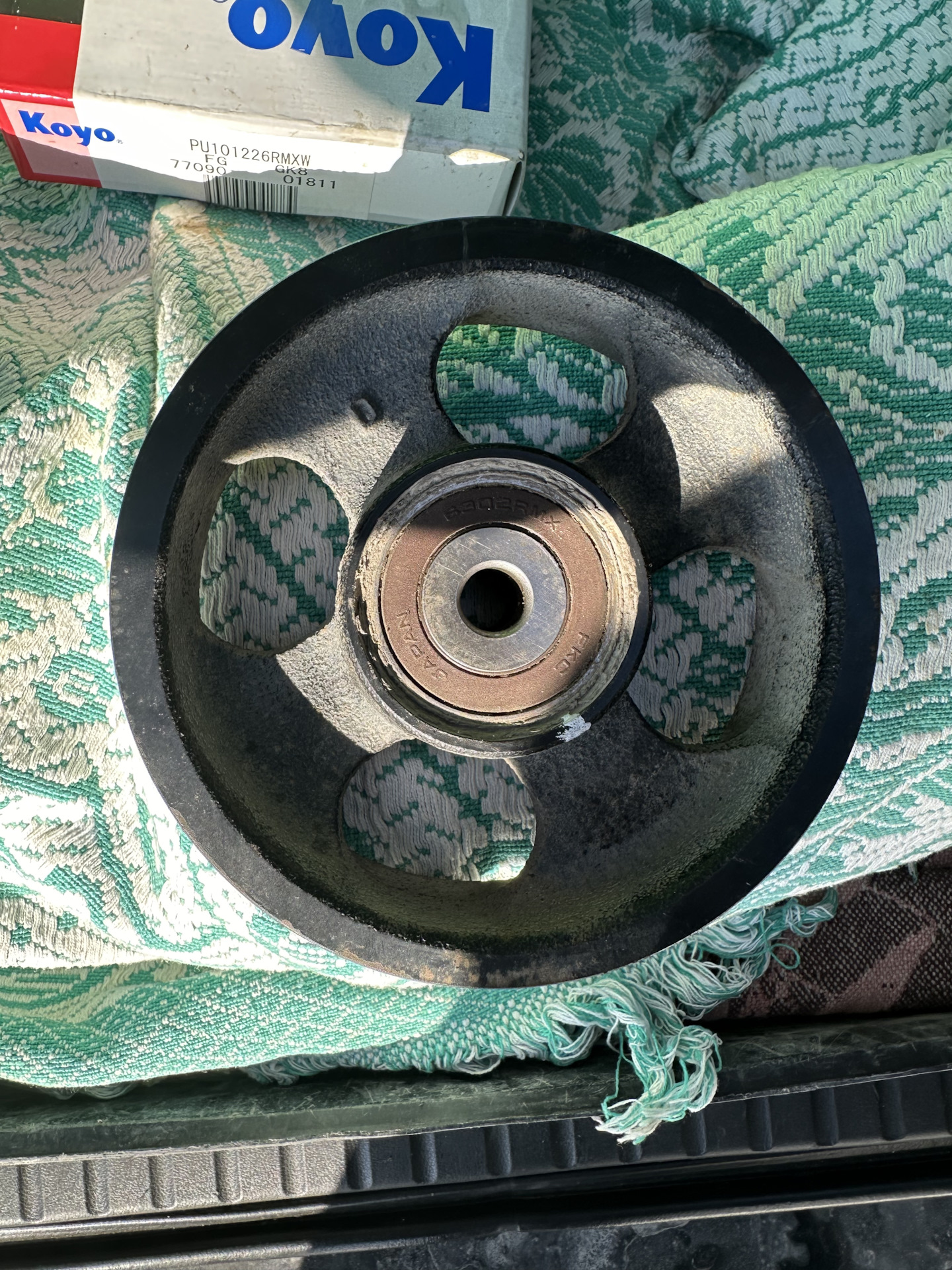 Замена обводного ролика — Toyota RAV4 (III), 2 л, 2007 года | визит на ...