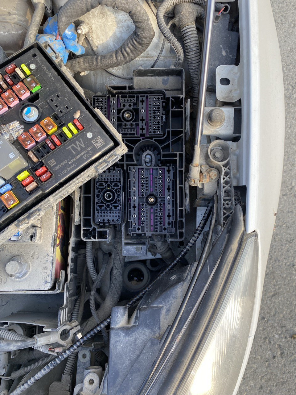 Лампа ДХО — замена — Opel Astra J, 1,6 л, 2013 года | своими руками ...