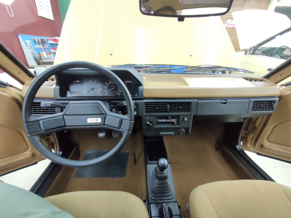 Комплектность соответствует году выпуска, на первых авто не было полочки радиоприемника, смотрится без этой детали непривычно. Но здесь, как и у 2108 первых лет — самая пустая комплектация — Москвич Святогор