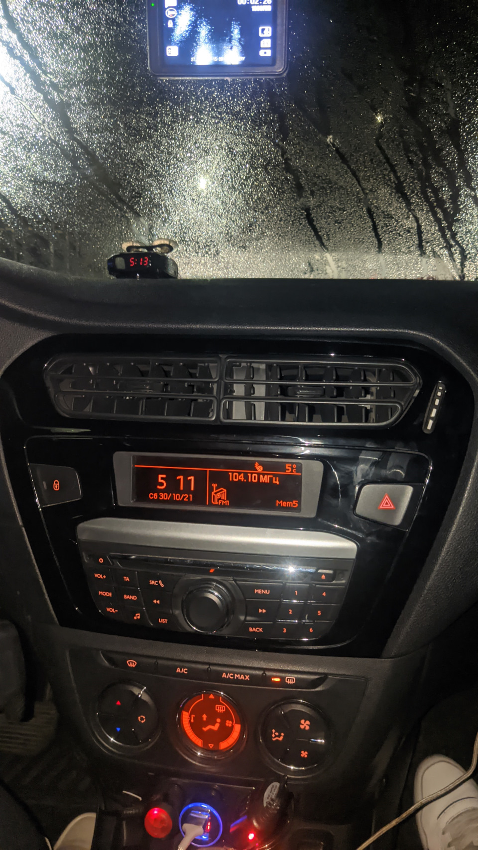 Центральная консоль в моем пежо. Видна магнитола совмещенная с БК, блок управления климатической системой. — Lada Vesta SW Cross (1G)