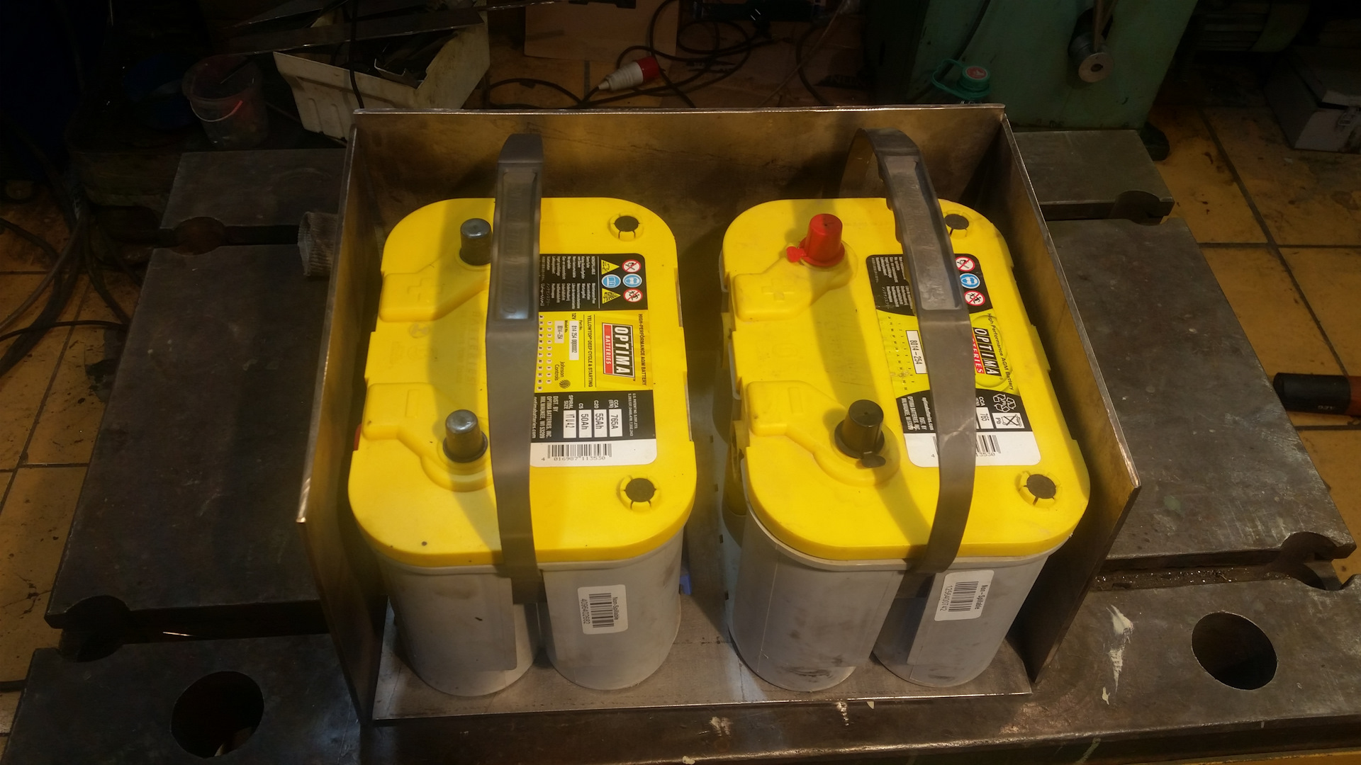 Аккумулятор фусо кантер. Митсубиси фусо акб. В. Крышка для акб кантер. Mitsubishi fuso аккумулятор.