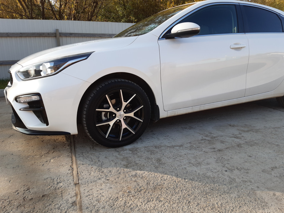 Диски R17 на чистой машине — KIA Cerato (4G), 2 л, 2018 года ...