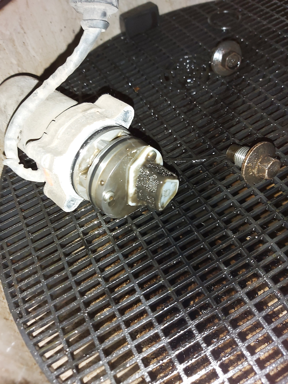 Замена масла в Халдекс — Land Rover Discovery Sport (1G), 2 л., 2016 ...