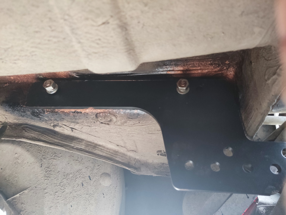 Правый кронштейн фаркопа — Nissan Terrano III