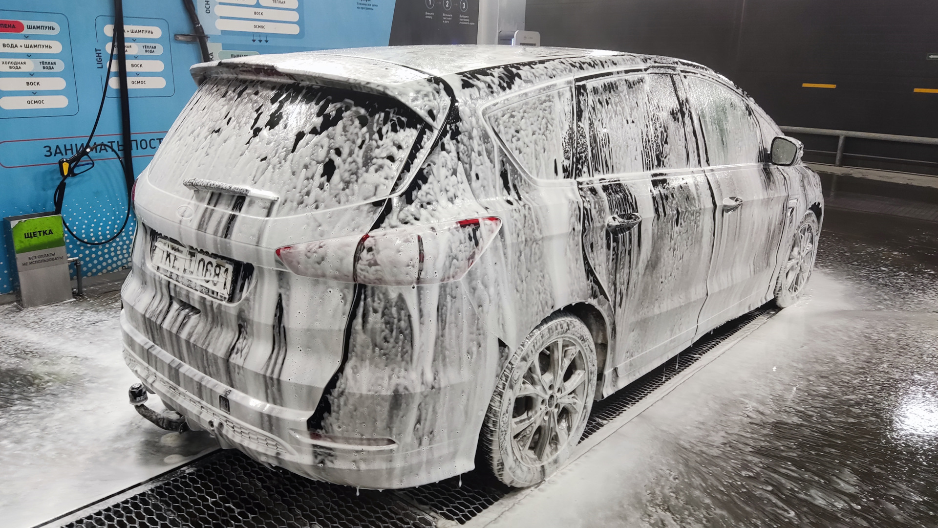 Пятна от строительной краски на авто. После мойки машины остается белый налет. Белый налет на кузове автомобиля после мойки. Известковый налет на кузове автомобиля. Кислотные дожди машины.