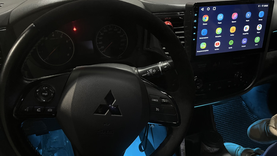 Алькантара на руле — Mitsubishi Outlander (3G), 2 л, 2013 года ...