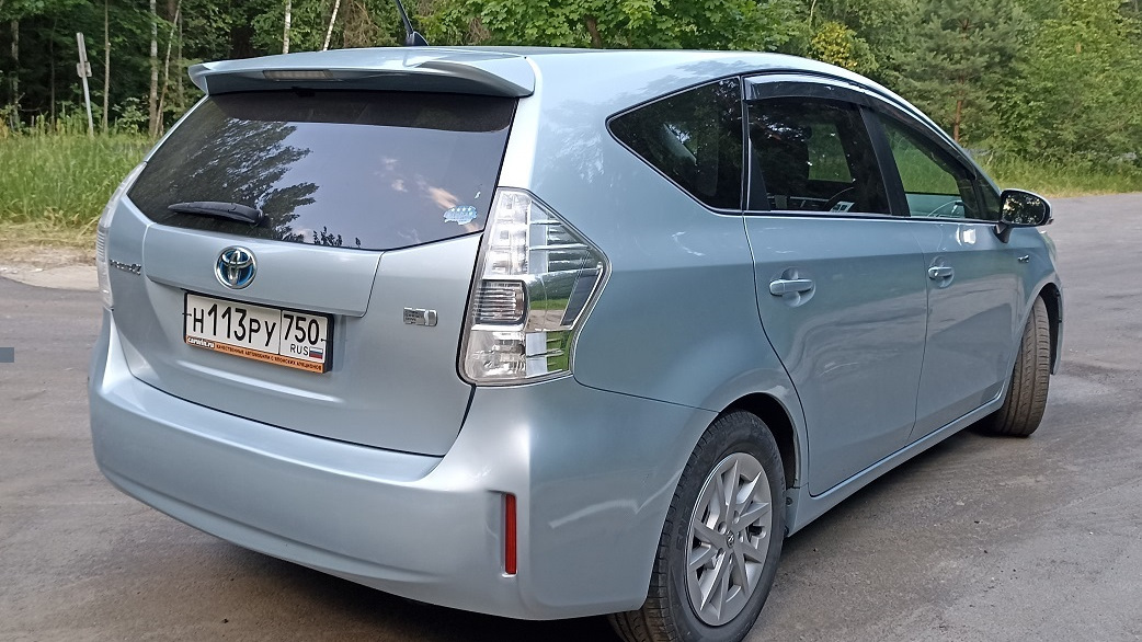 Toyota Prius Alpha 2012