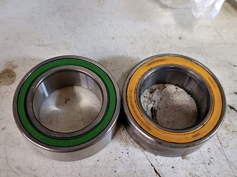 Слева NTN, справа заводской — Honda Jazz (1G)