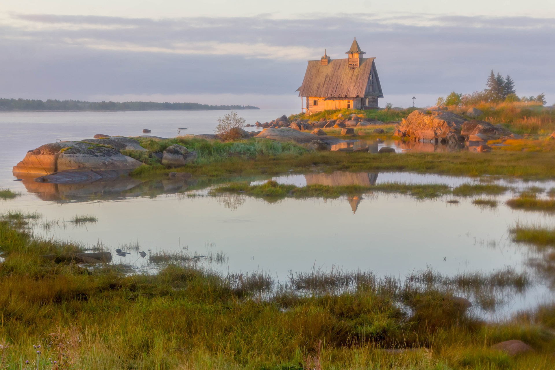 Церковь на белом море. Белый замок на берегу моря. Бутафорская часовня на белом море. Рабочеостровск отливы. Нижний Новгород Рабочеостровск.