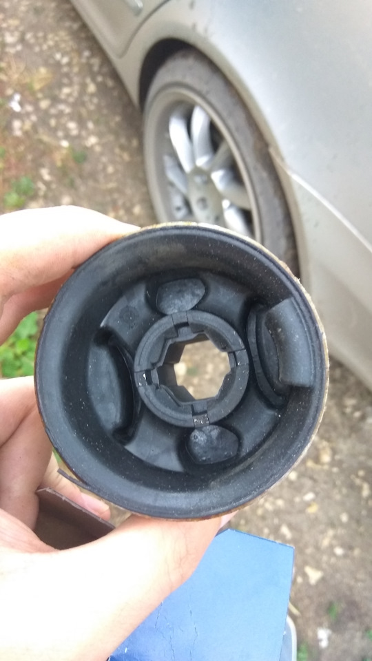 Задние сайлентблоки передних рычагов pq35 на Volkswagen Golf Mk5 ...