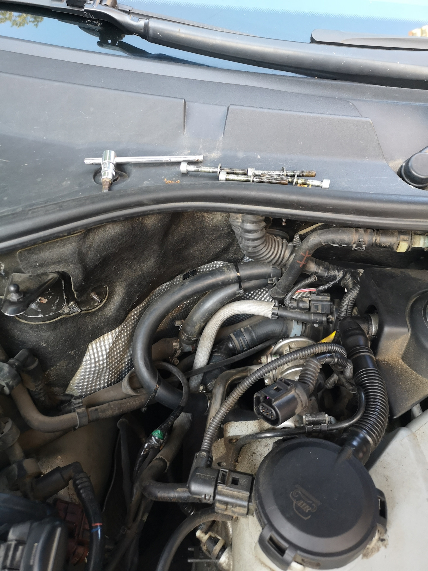 Подсос воздуха туарег. Туарег подсос воздуха через ось заслонок. Подсос воздуха фольксваген туарег 3 2. Подсос воздуха touareg bks. Подсос воздуха туарег 3.